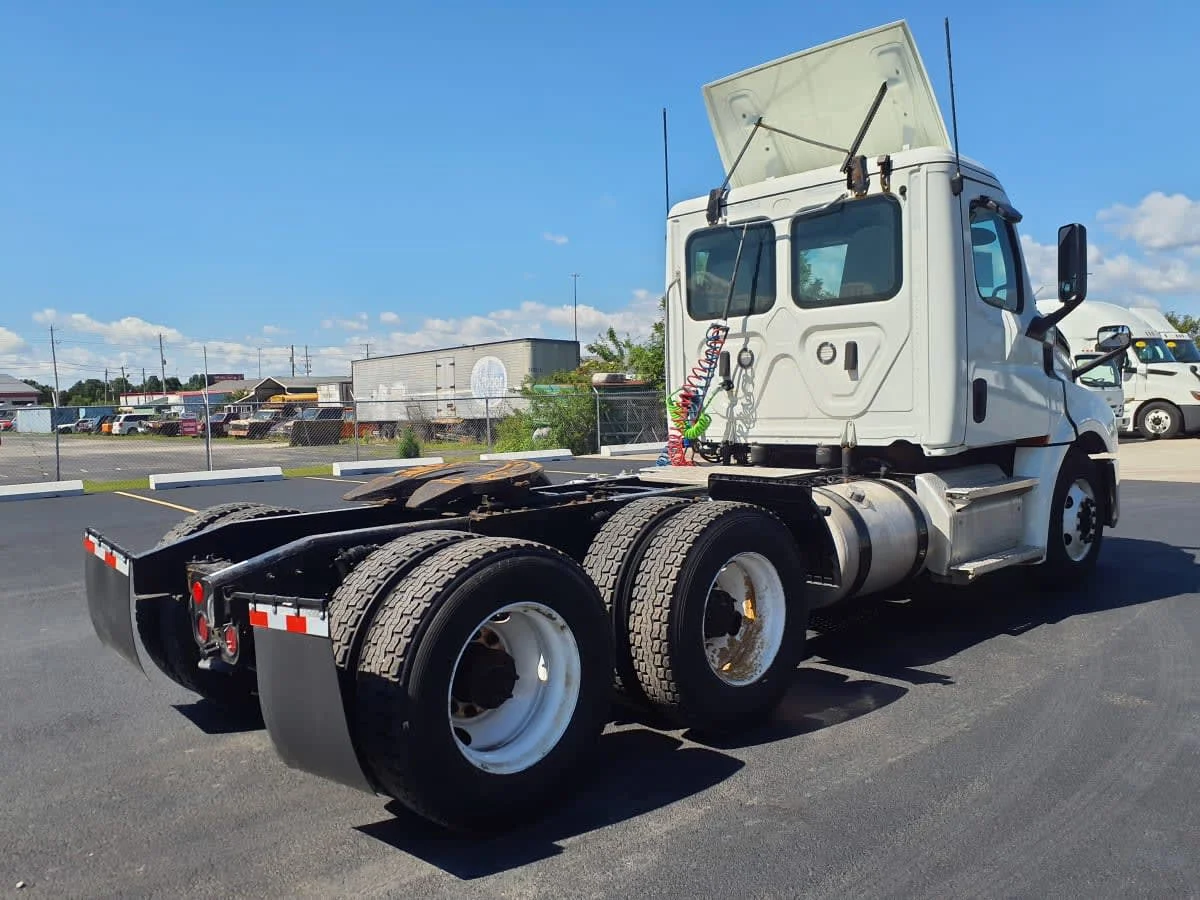 2020 Freightliner Cascadia in Clarksville, IN — photo 4