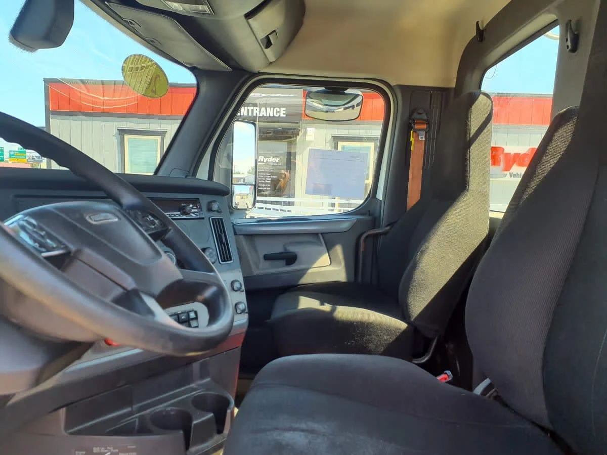 2020 Freightliner Cascadia in Clarksville, IN — photo 7