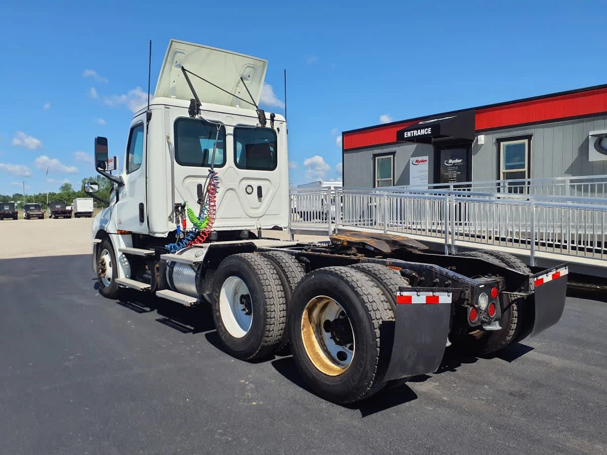 2020 Freightliner Cascadia in Clarksville, IN — photo 6