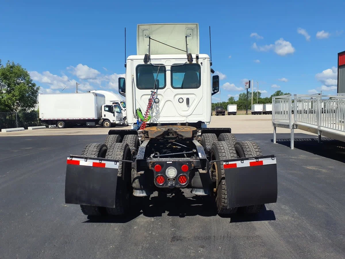 2020 Freightliner Cascadia in Clarksville, IN — photo 5
