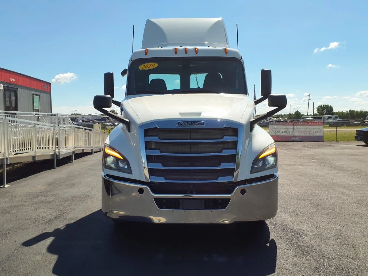 2020 Freightliner Cascadia in Clarksville, IN — photo 2