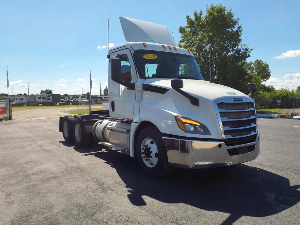 2020 Freightliner Cascadia in Clarksville, IN — photo 3