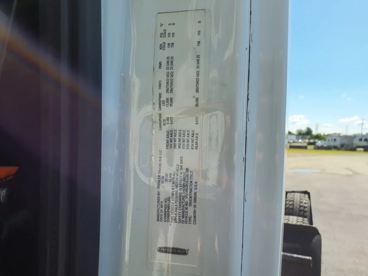 2020 Freightliner Cascadia in Clarksville, IN — photo 11