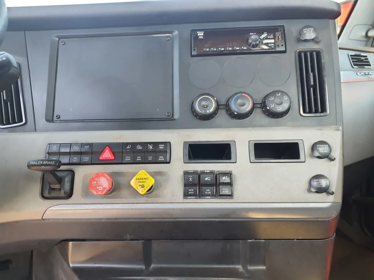 2020 Freightliner Cascadia in Clarksville, IN — photo 14