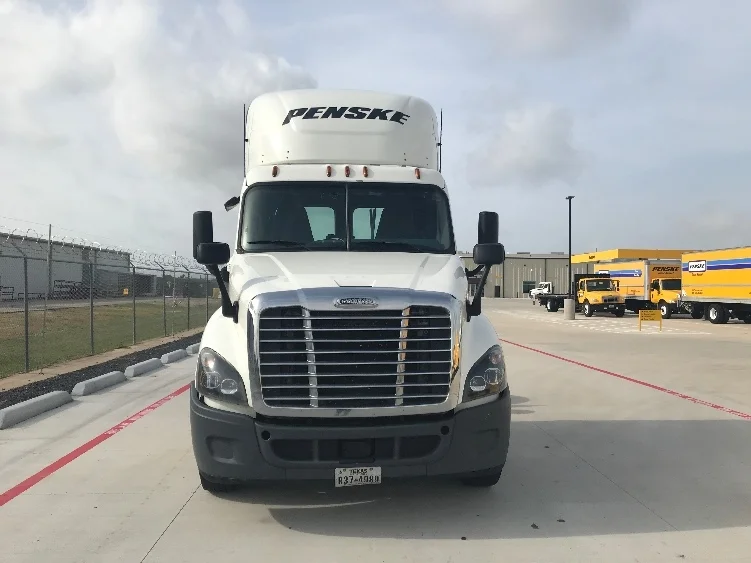2019 Freightliner Cascadia - image 2