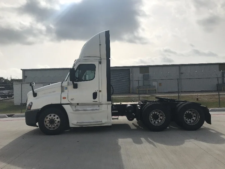 2019 Freightliner Cascadia - image 4