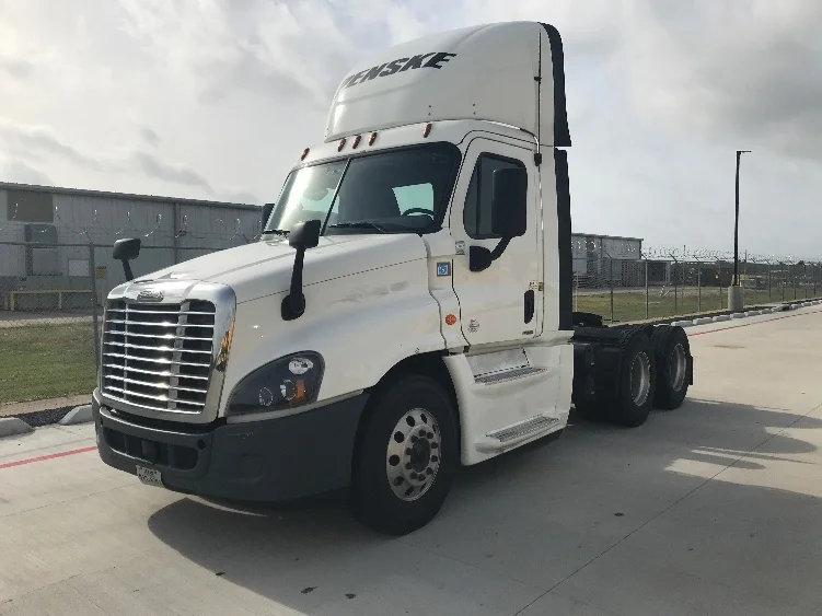 2019 Freightliner Cascadia - image 3
