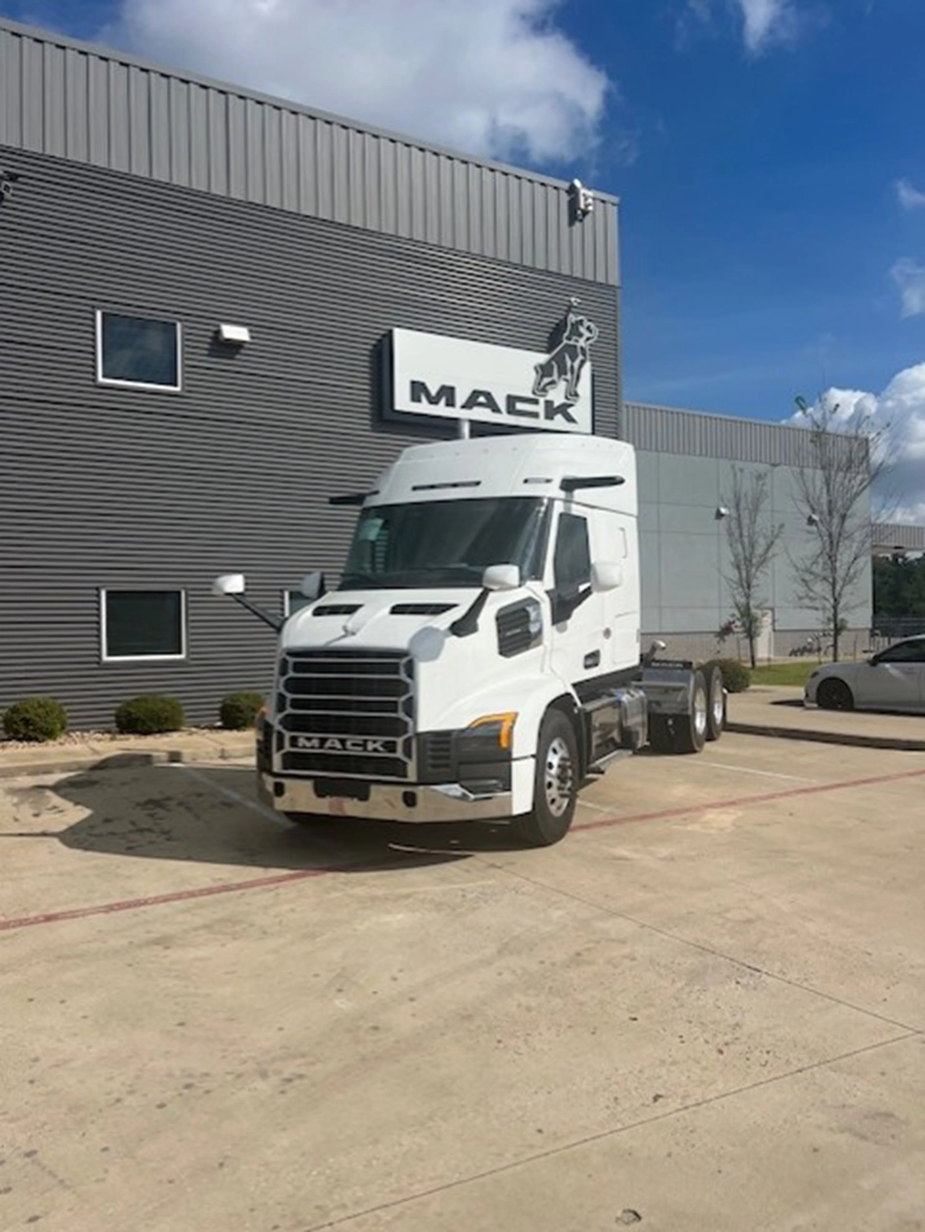 2027 Mack Anthem in HOUSTON, TX — photo 3
