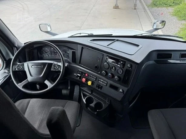 2025 Freightliner Cascadia in Salt Lake City, UT — photo 12