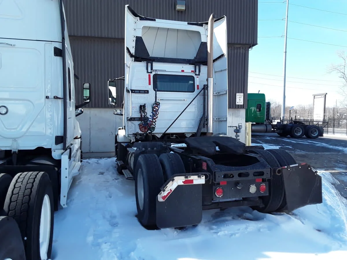 2017 Volvo VNL 860 in Kansas City, MO — photo 6