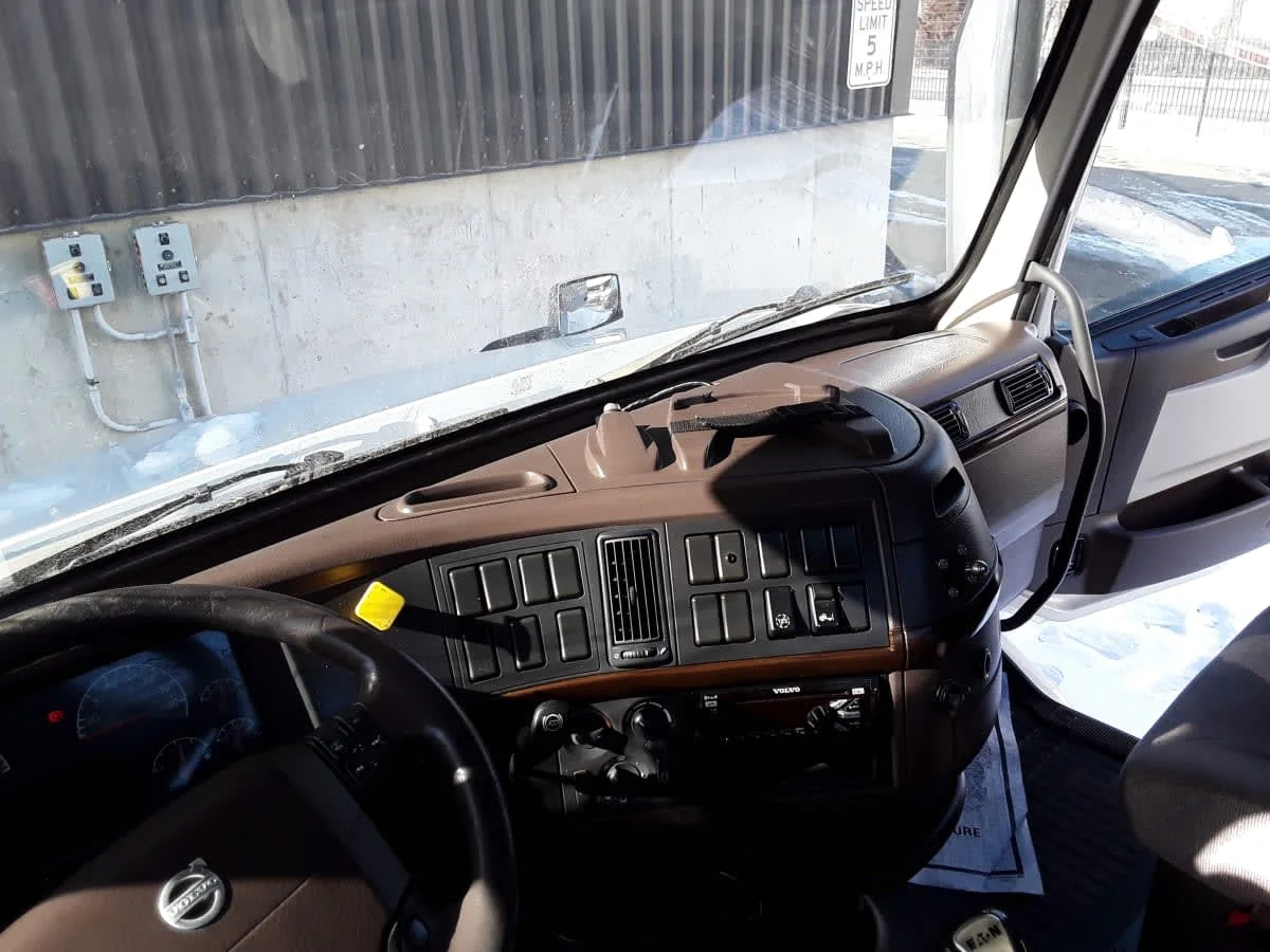 2017 Volvo VNL 860 in Kansas City, MO — photo 7