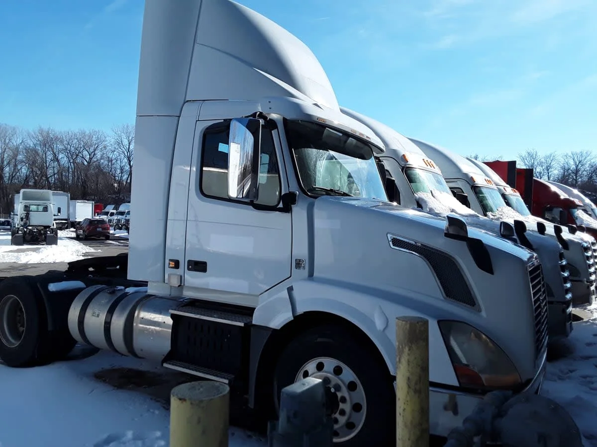 2017 Volvo VNL 860 in Kansas City, MO — photo 3