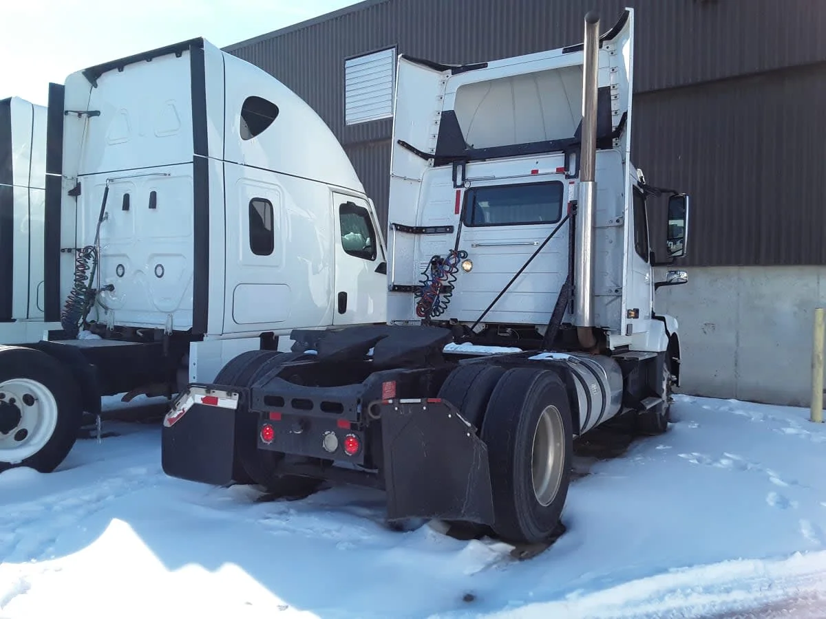 2017 Volvo VNL 860 in Kansas City, MO — photo 4