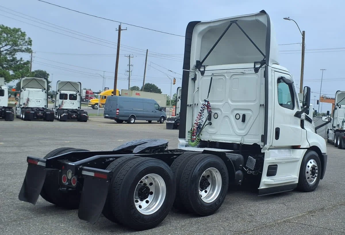 2022 Freightliner Cascadia in Memphis, TN — photo 4