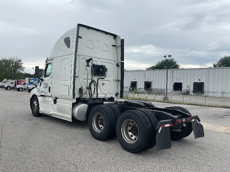 2022 Freightliner Cascadia in Earth City, MO — photo 5