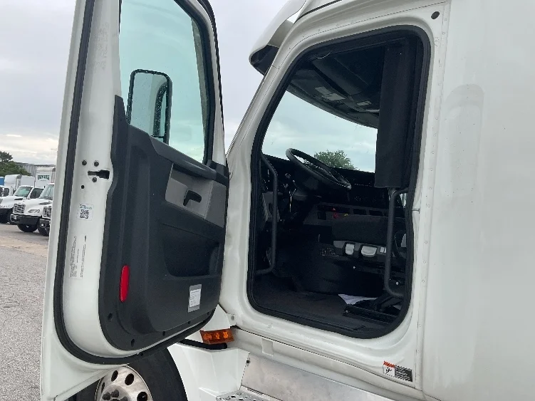 2022 Freightliner Cascadia in Earth City, MO — photo 9