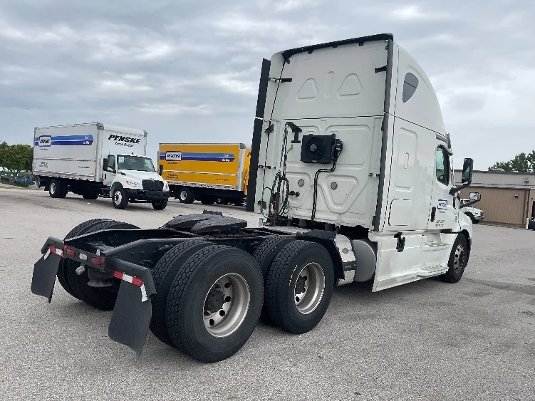 2022 Freightliner Cascadia in Earth City, MO — photo 7