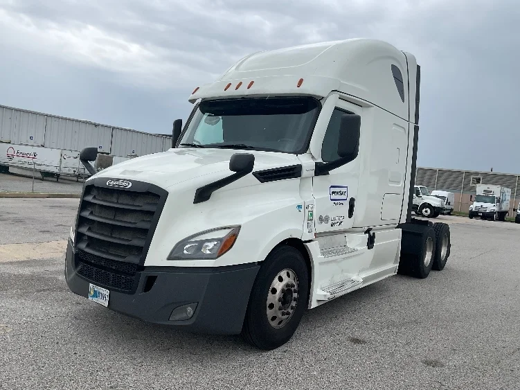 2022 Freightliner Cascadia in Earth City, MO — photo 3