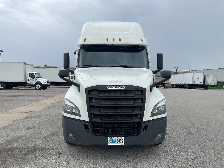 2022 Freightliner Cascadia in Earth City, MO — photo 2