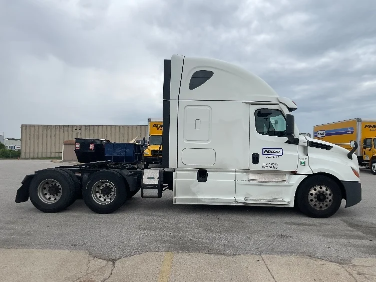 2022 Freightliner Cascadia in Earth City, MO — photo 8