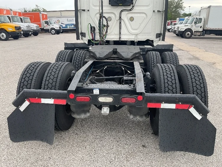 2022 Freightliner Cascadia in Earth City, MO — photo 6