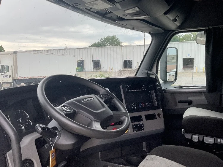 2022 Freightliner Cascadia in Earth City, MO — photo 10