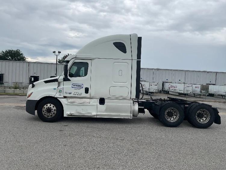 2022 Freightliner Cascadia in Earth City, MO — photo 4