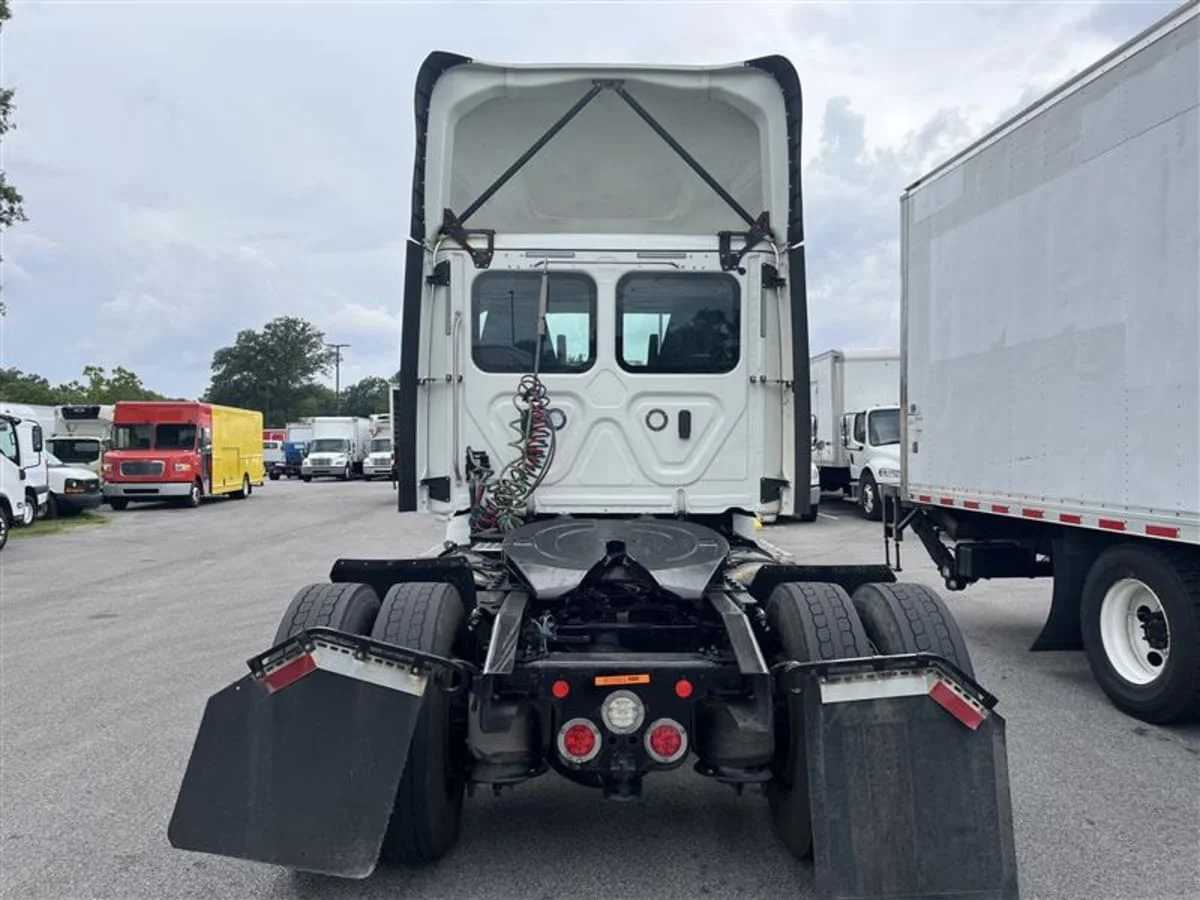 2019 Freightliner Cascadia in Beltsville, MD — photo 5