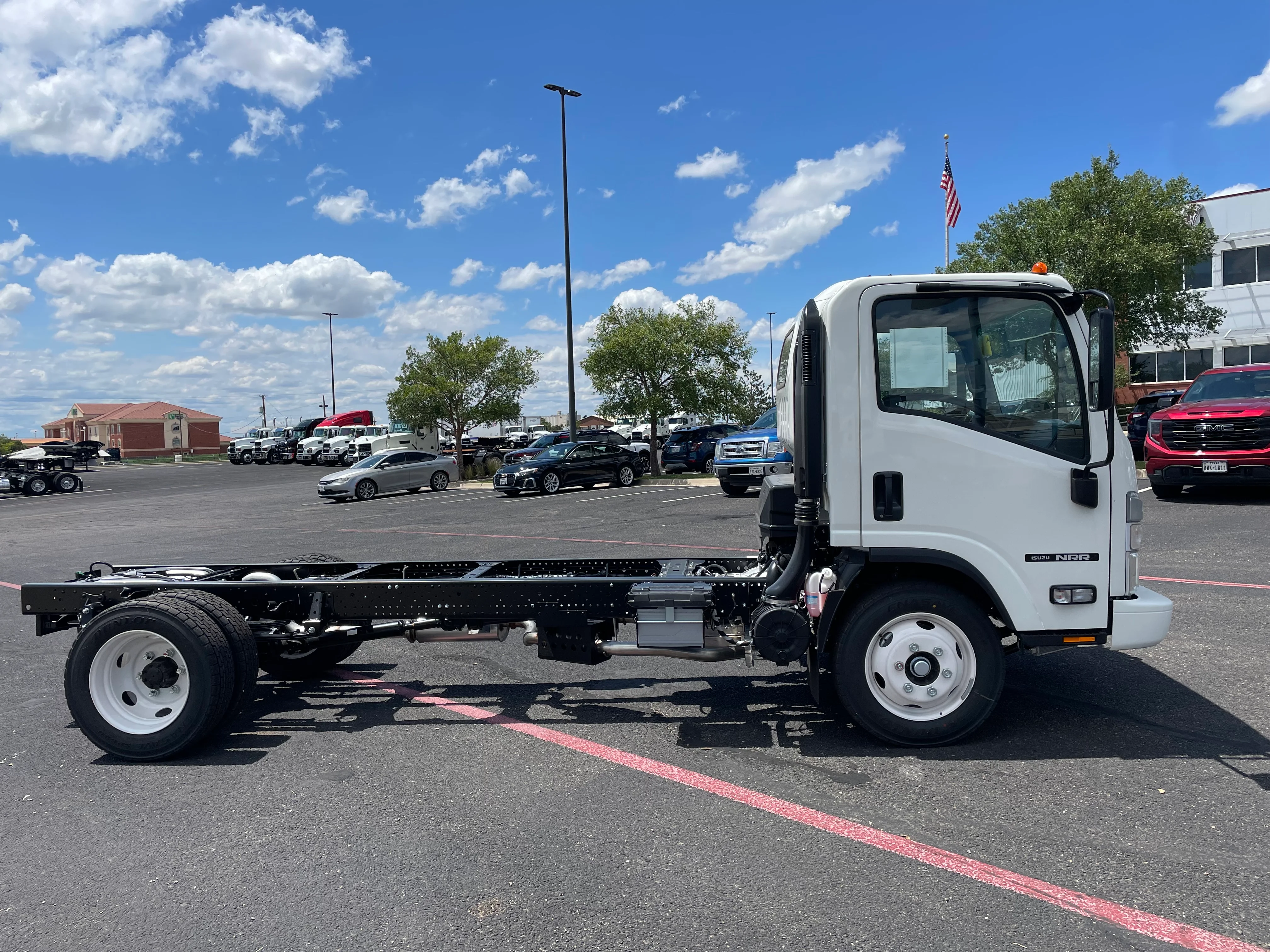 2025 Isuzu NRR in Amarillo, TX — photo 9