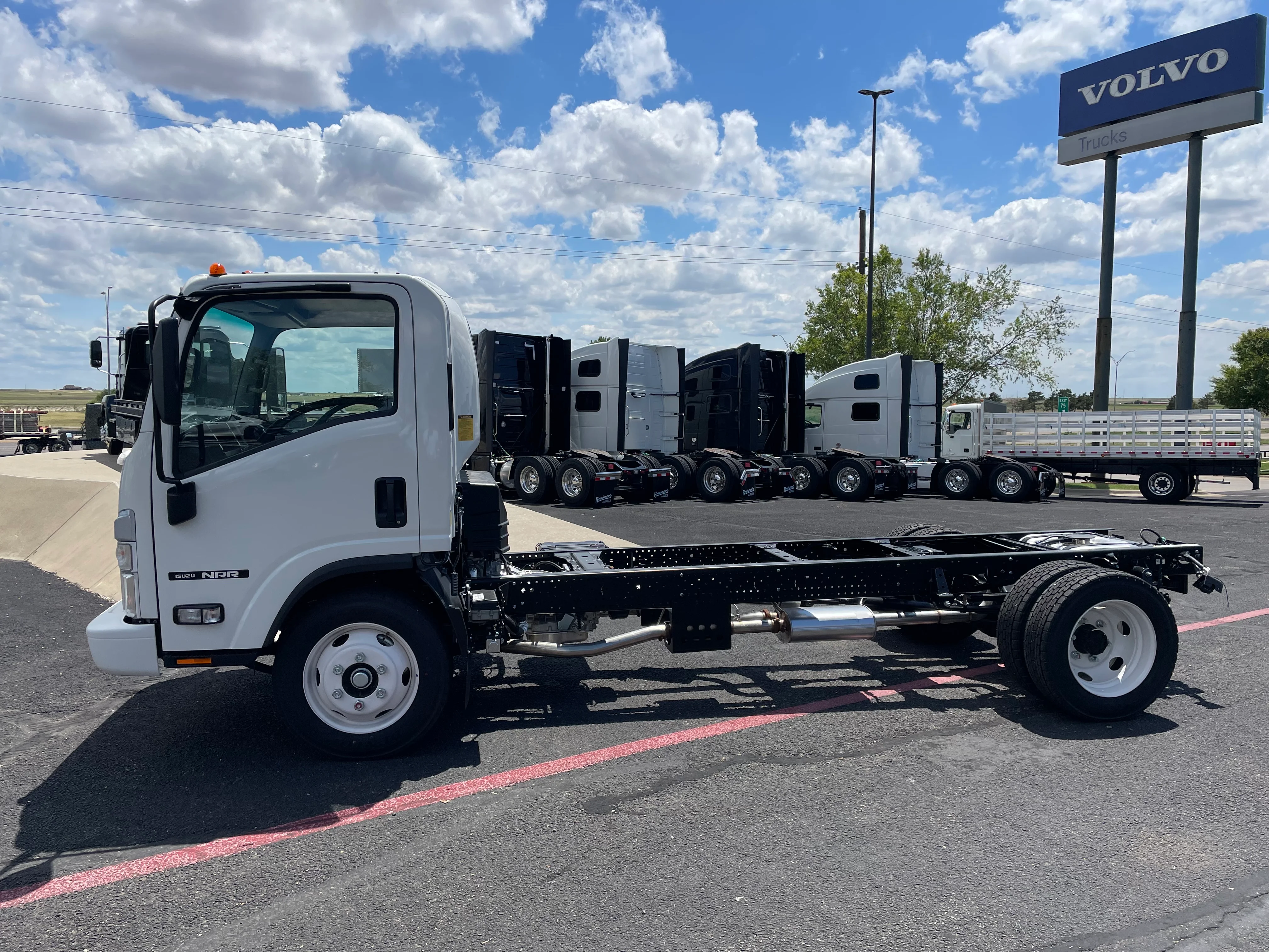 2025 Isuzu NRR in Amarillo, TX — photo 7