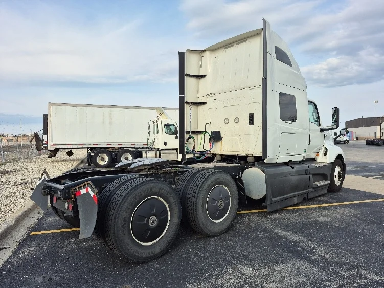 2023 International LT - image 7