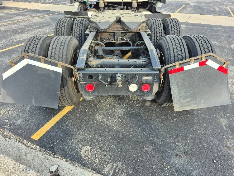 2023 International LT - image 6