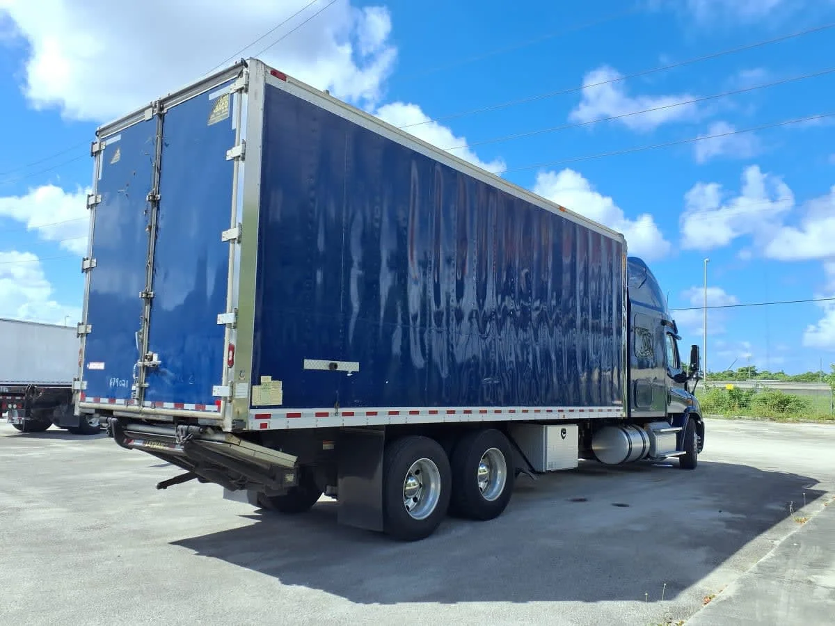 2017 Freightliner Cascadia - image 4