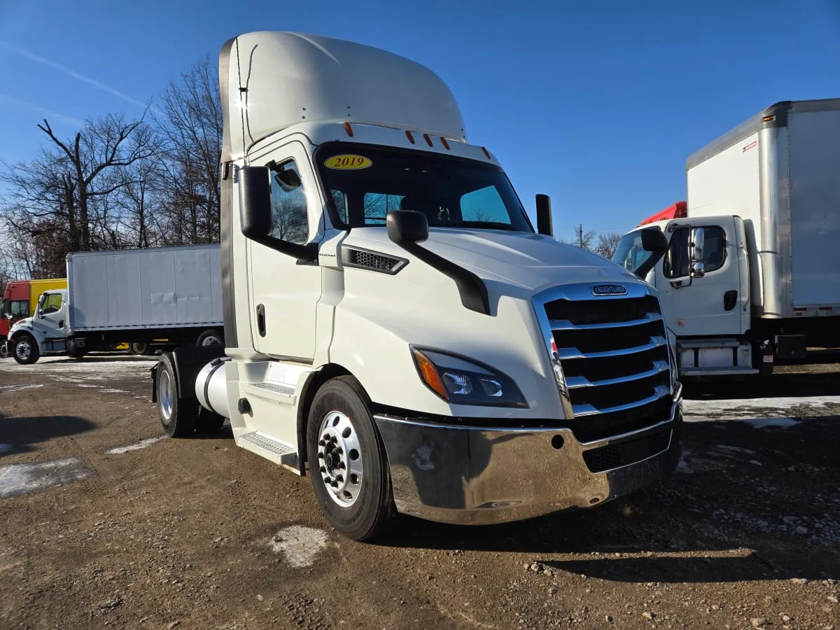 2019 Freightliner Cascadia - image 3