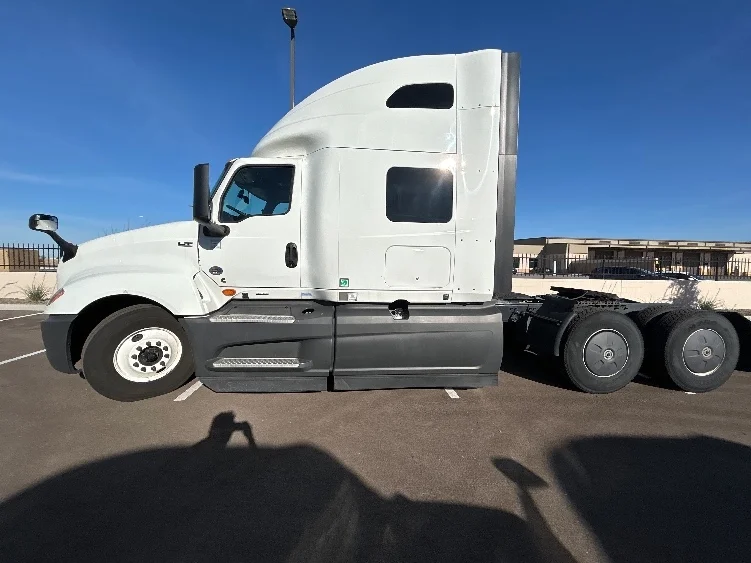 2023 International LT - image 4