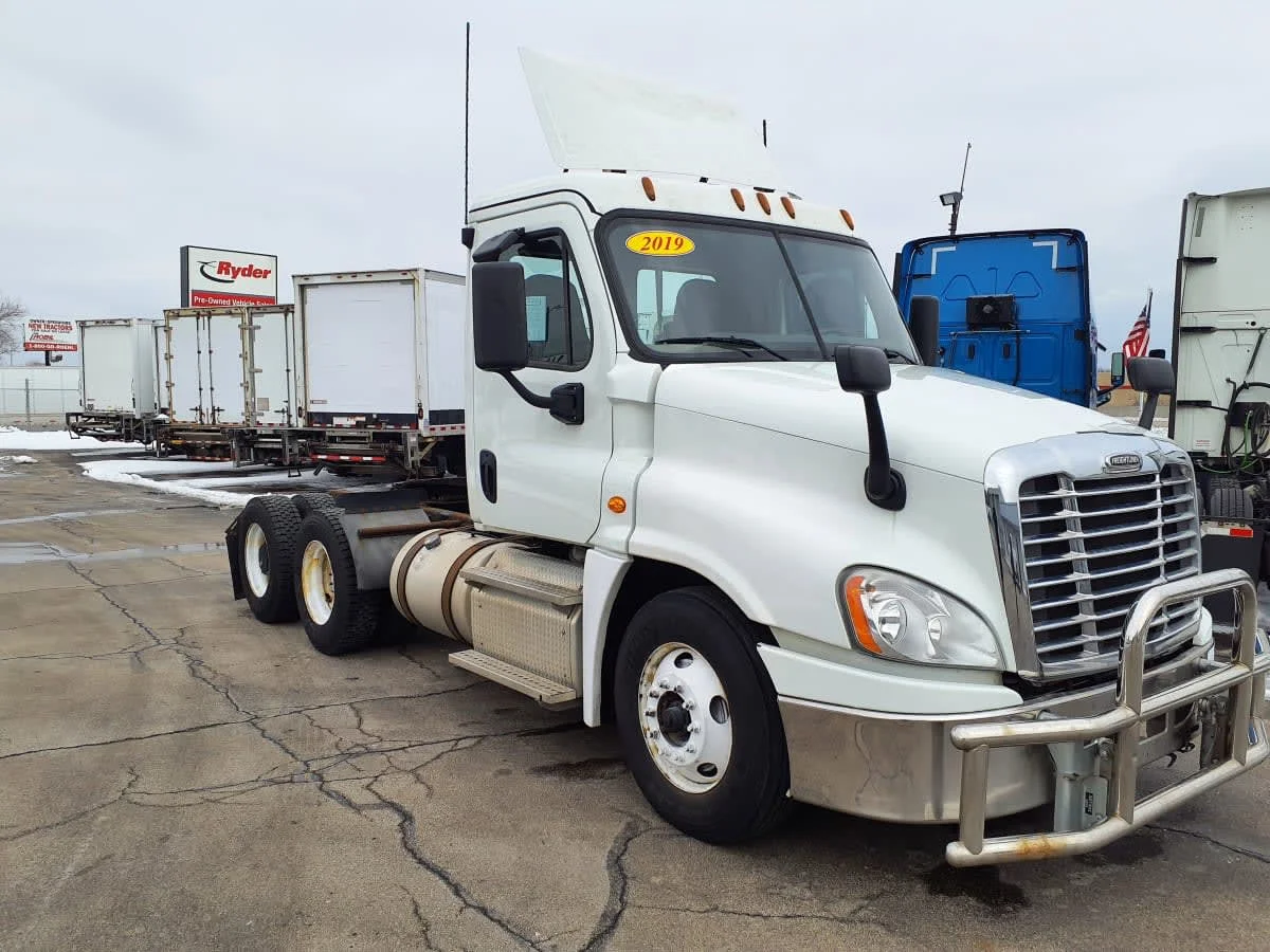 2019 Freightliner Cascadia in Oak Creek, WI — photo 3