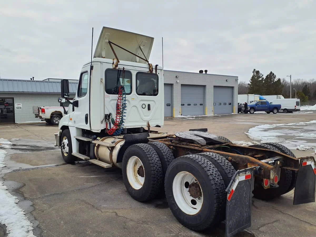 2019 Freightliner Cascadia in Oak Creek, WI — photo 6