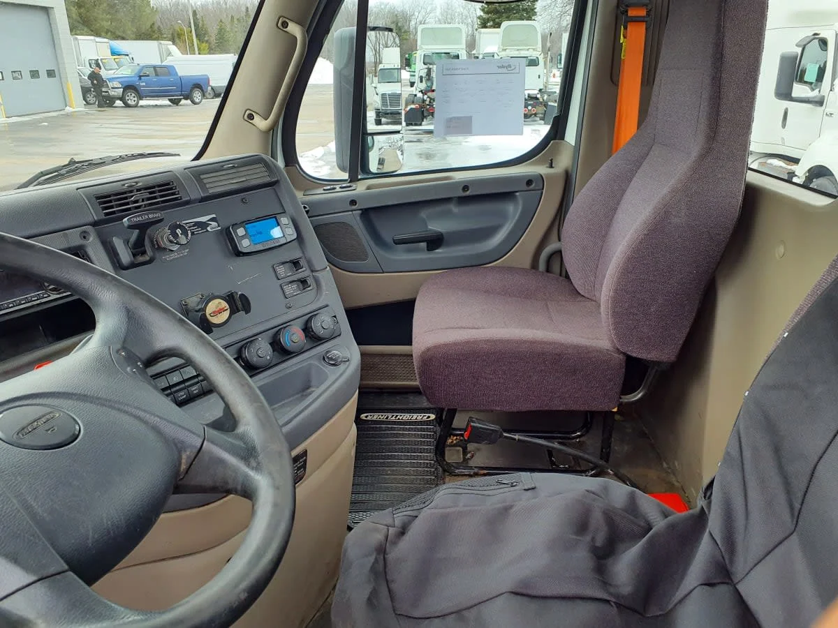 2019 Freightliner Cascadia in Oak Creek, WI — photo 7