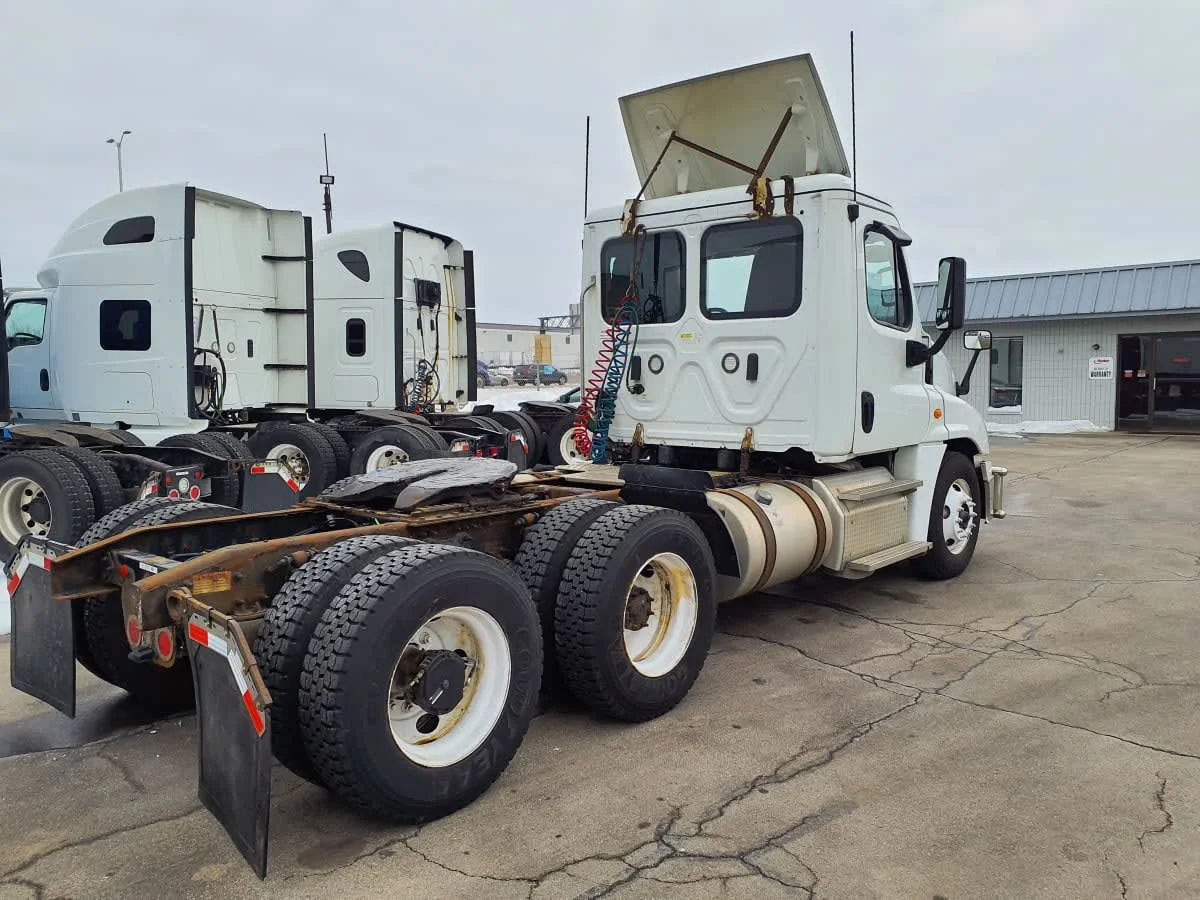 2019 Freightliner Cascadia in Oak Creek, WI — photo 4