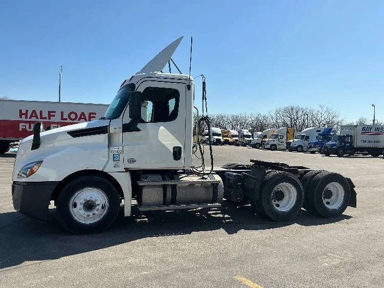 2020 Freightliner Cascadia in La Porte, IN — photo 4
