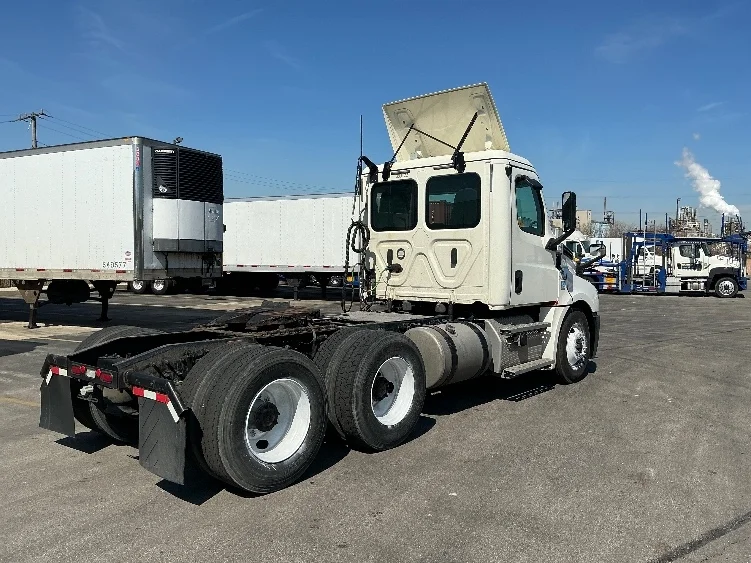2020 Freightliner Cascadia in La Porte, IN — photo 7