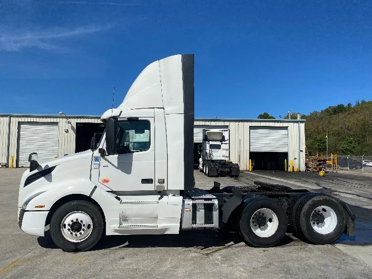 2020 Volvo VNL 300 - image 4