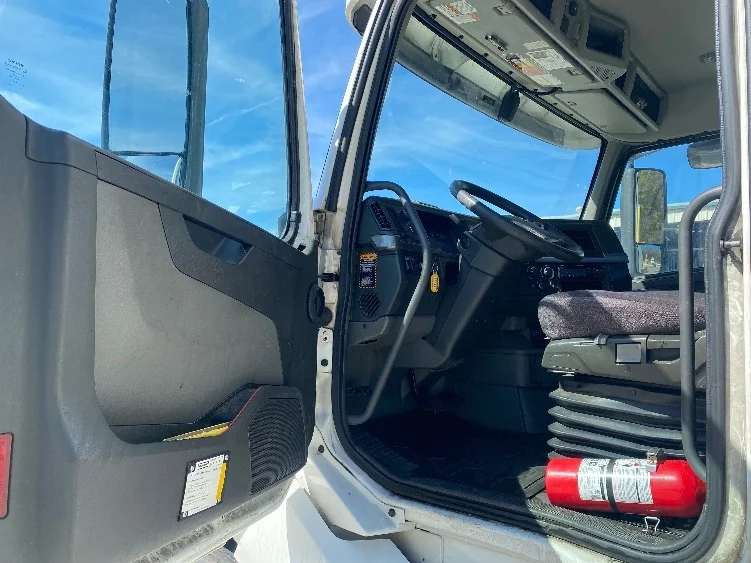 2020 Volvo VNL 300 - image 9