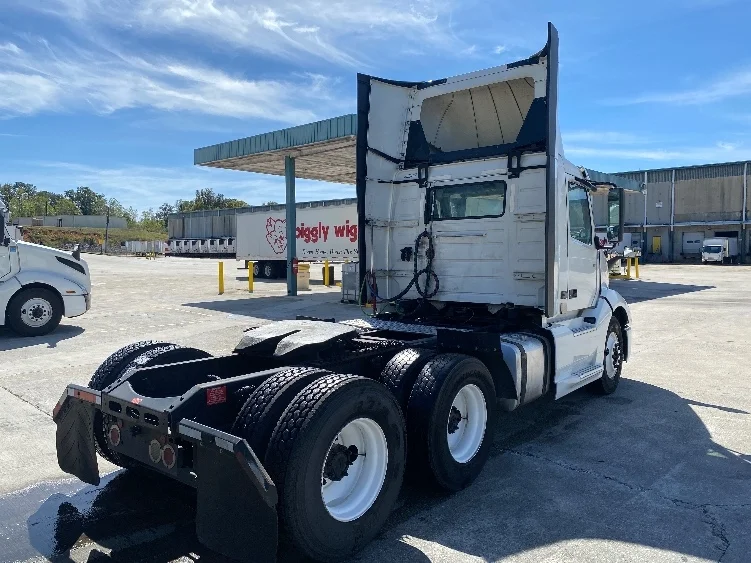 2020 Volvo VNL 300 - image 7