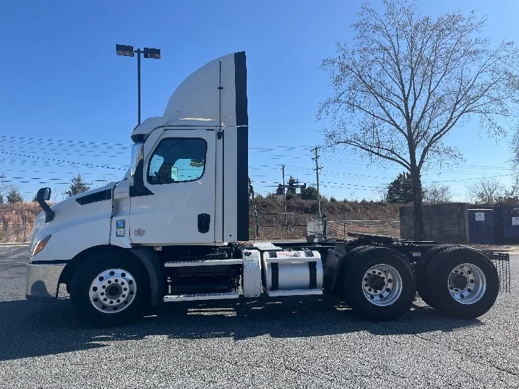 2021 Freightliner Cascadia - image 4
