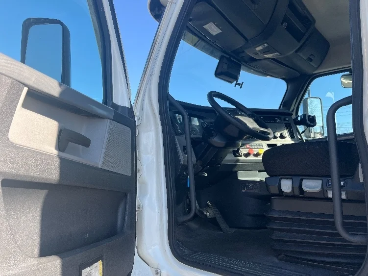 2021 Freightliner Cascadia - image 9