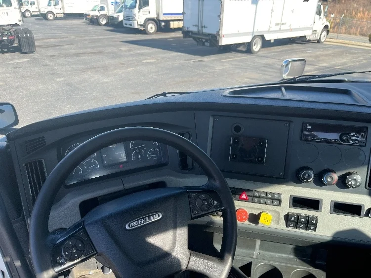 2021 Freightliner Cascadia - image 10