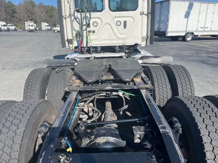 2021 Freightliner Cascadia - image 6