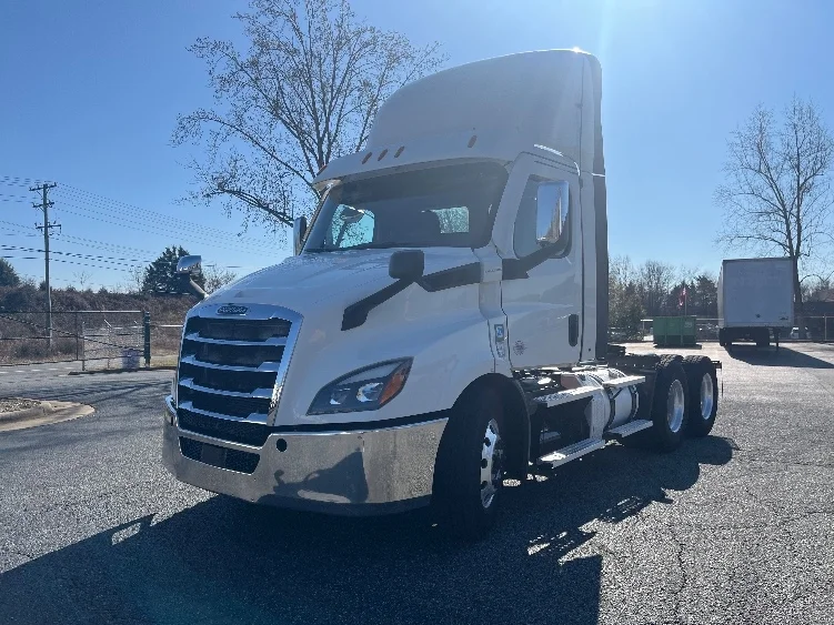 2021 Freightliner Cascadia - image 3