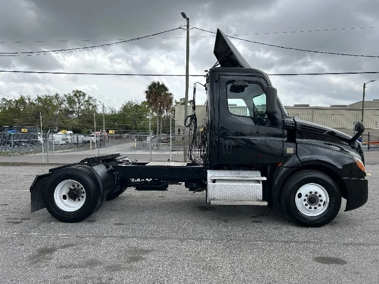 2019 Freightliner Cascadia in Tampa, FL — photo 8